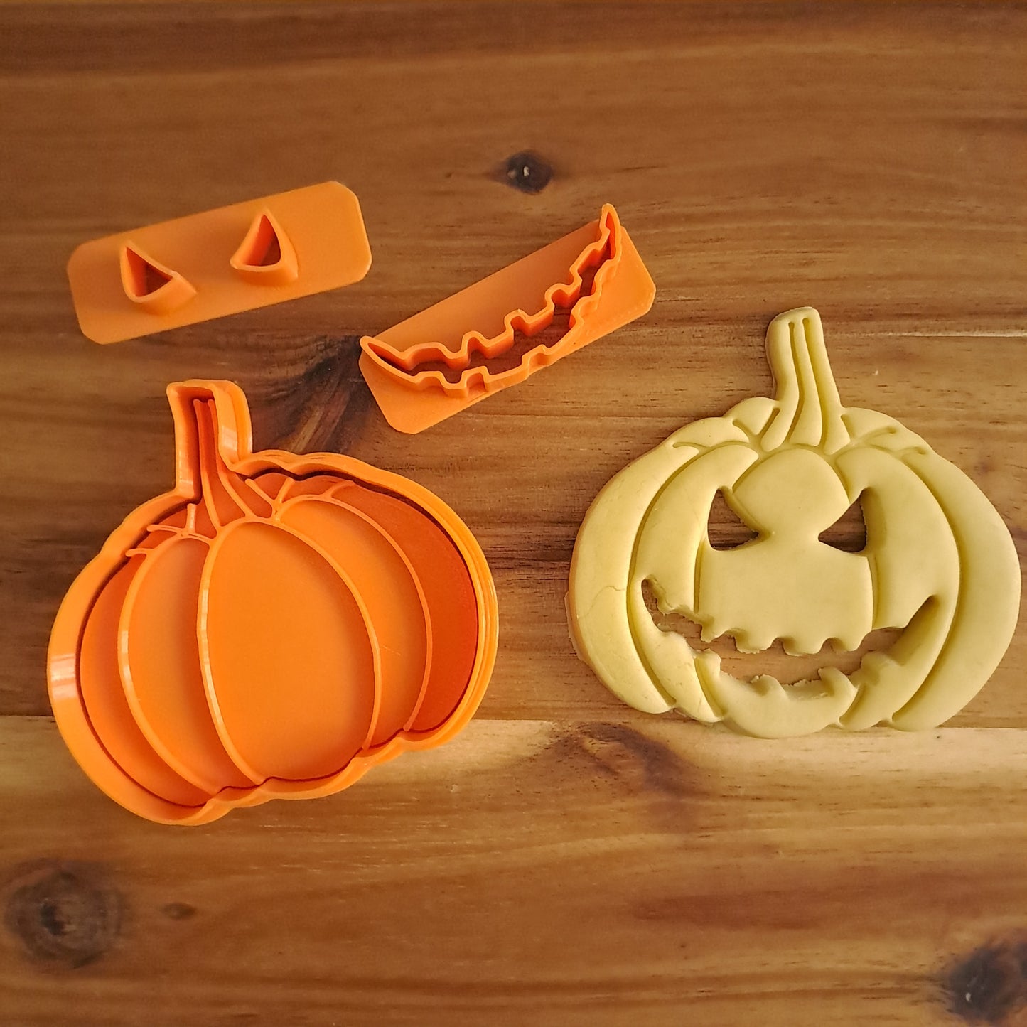 Zucca di Halloween con Facce Configurabili - Cookies cutter - Stampo per biscotti o pasta di zucchero - 7cm
