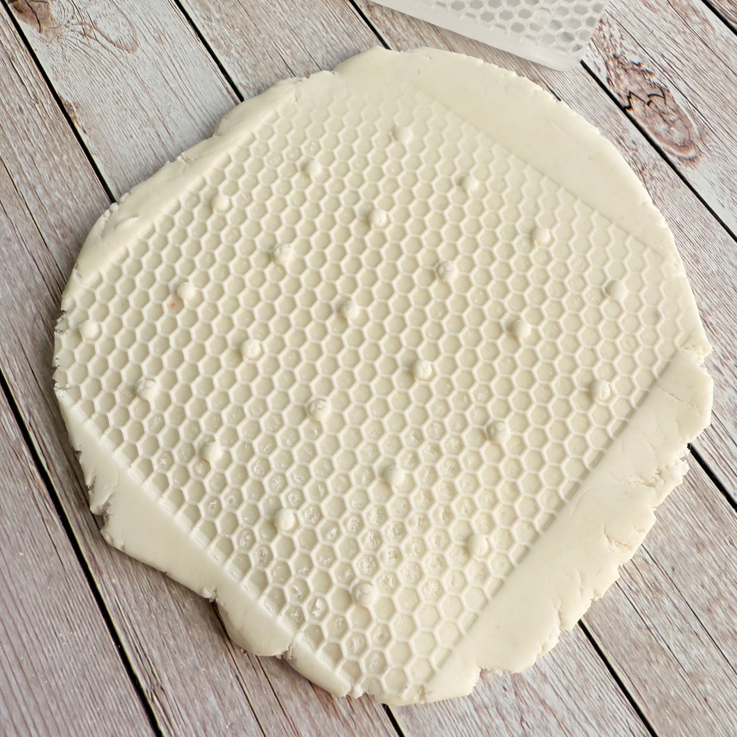 Texture nido d'ape con pallini - Stampo Outbosser in acrilico - Groffatore 9cm x 9cm per decorazione biscotti e torte