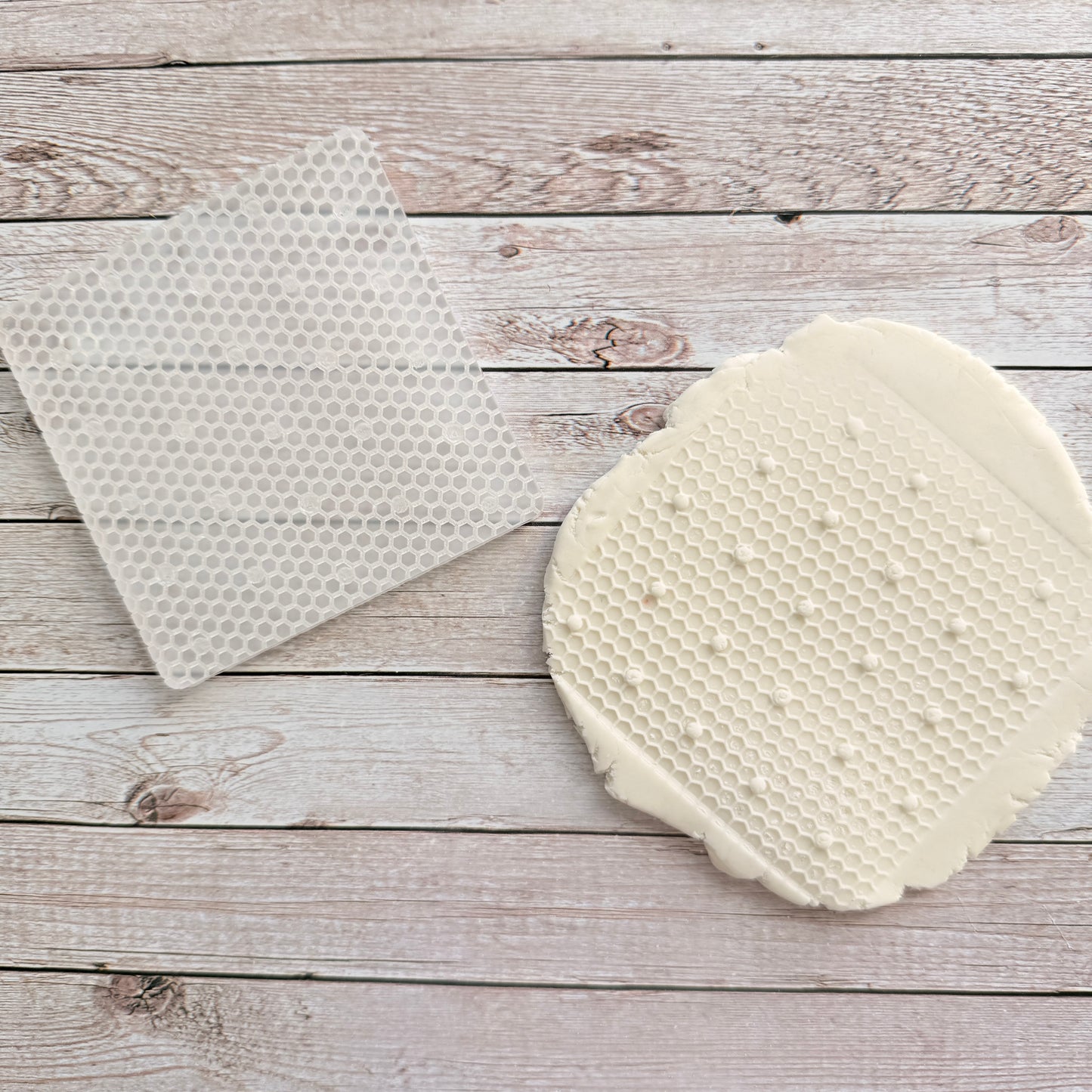 Texture nido d'ape con pallini - Stampo Outbosser in acrilico - Groffatore 9cm x 9cm per decorazione biscotti e torte