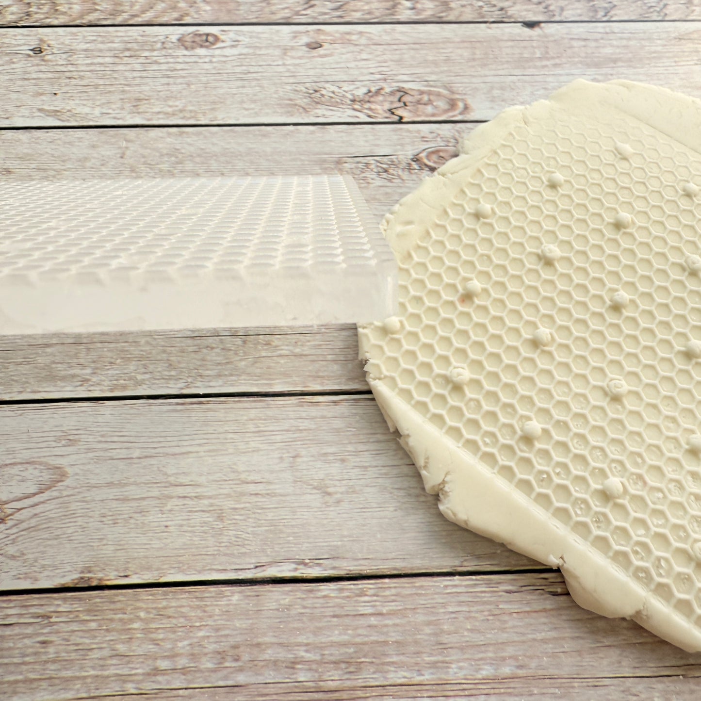 Texture nido d'ape con pallini - Stampo Outbosser in acrilico - Groffatore 9cm x 9cm per decorazione biscotti e torte