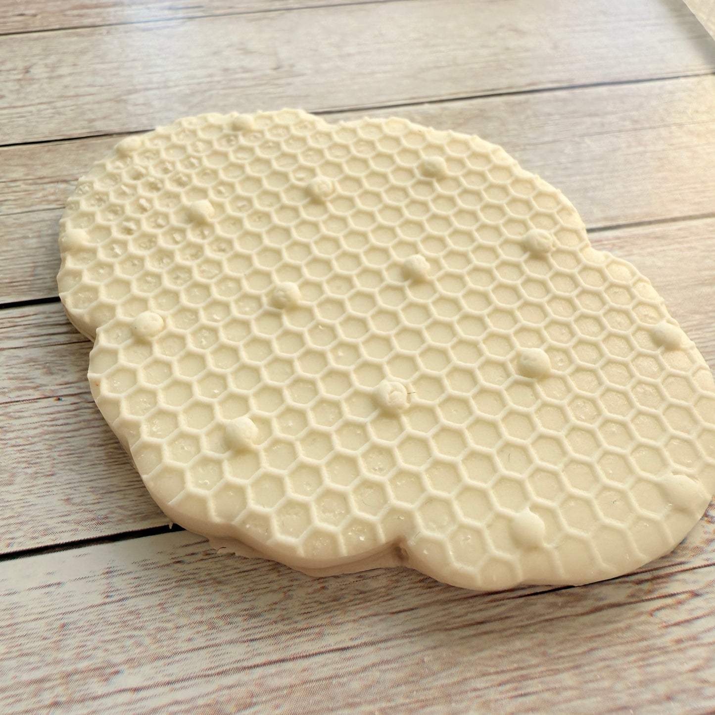Texture nido d'ape con pallini - Stampo Outbosser in acrilico - Groffatore 9cm x 9cm per decorazione biscotti e torte