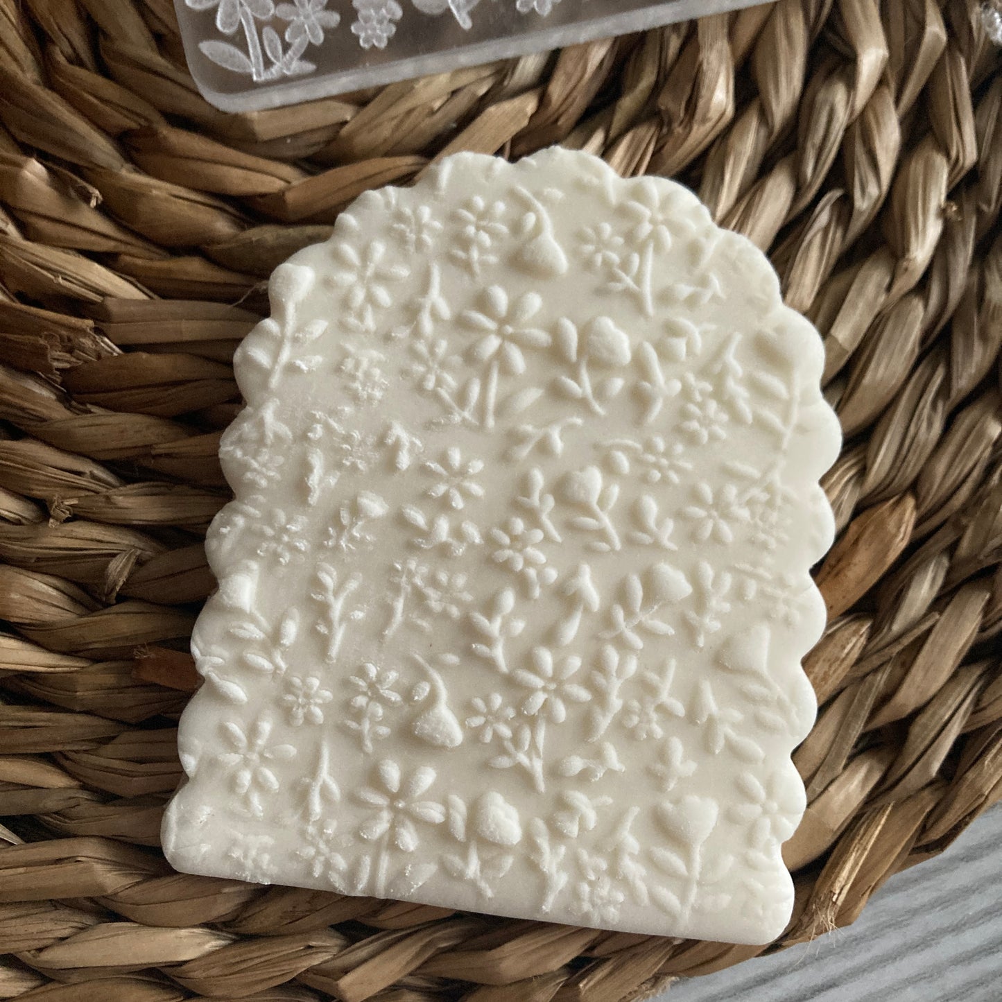 Texture maille - Moule acrylique Outbosser - Embosser 10cm x 10cm pour décoration de biscuits et gâteaux