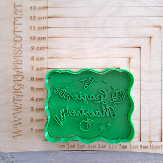 Tagliabiscotti.it - "Grazie Maestre!" - Cookies cutter tagliabiscotti per realizzare decorazioni per biscotti a tema fine anno scolastico, idea regalo maestre. Dimensione: 8cm x 6,5cm