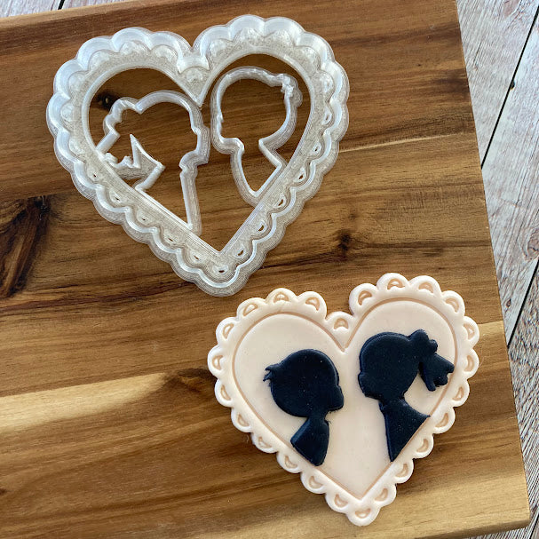 Set cuore ondulato con siluette di innamorati tagliabiscotti cookie cu