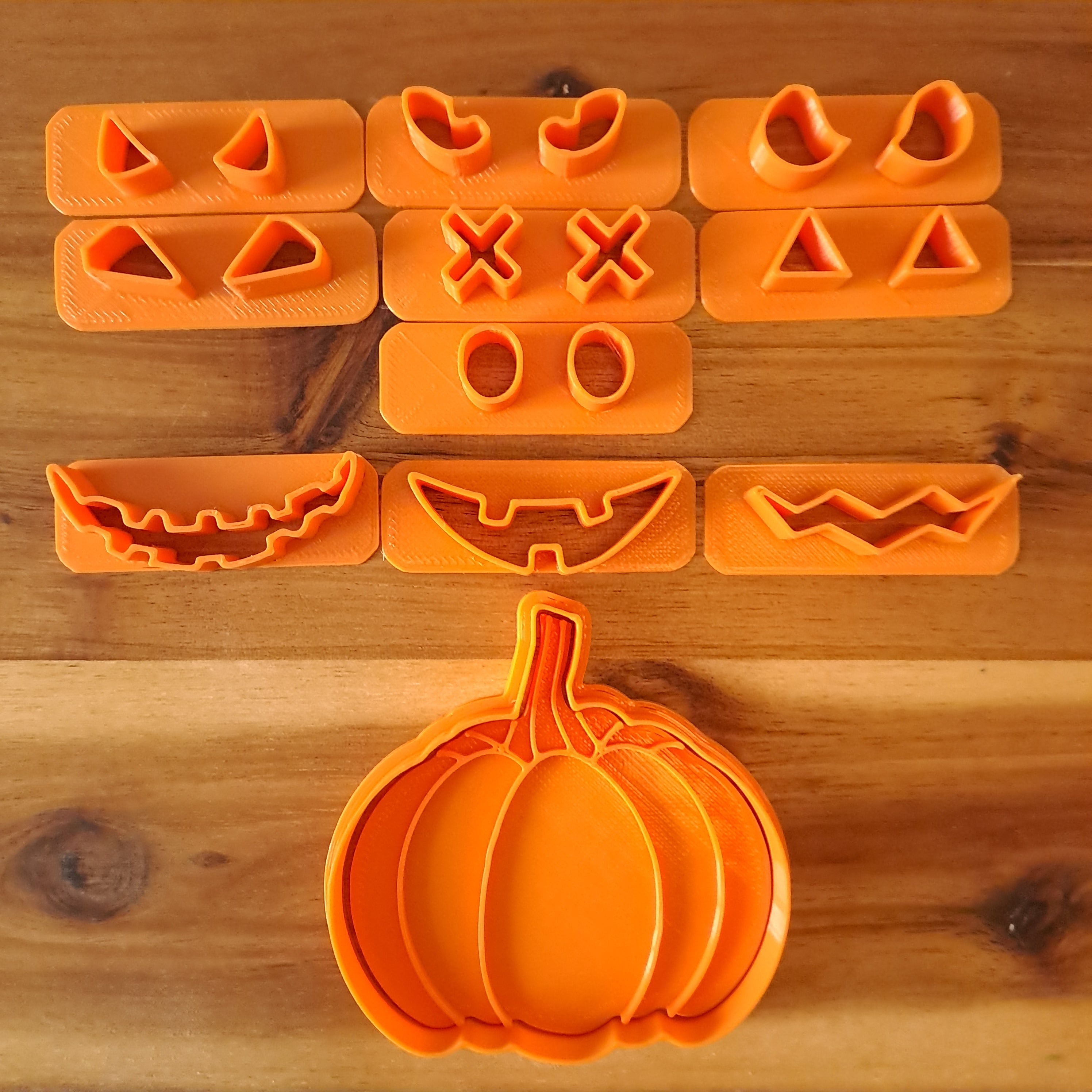 JFAN Set 8 Formine Biscotti 3D Halloween E Natale – Zucca, Fantasma, Ragno, Babbo Natale, Pupazzo Di Neve, In Plastica Alimentare, Per Dolci E Decorazioni