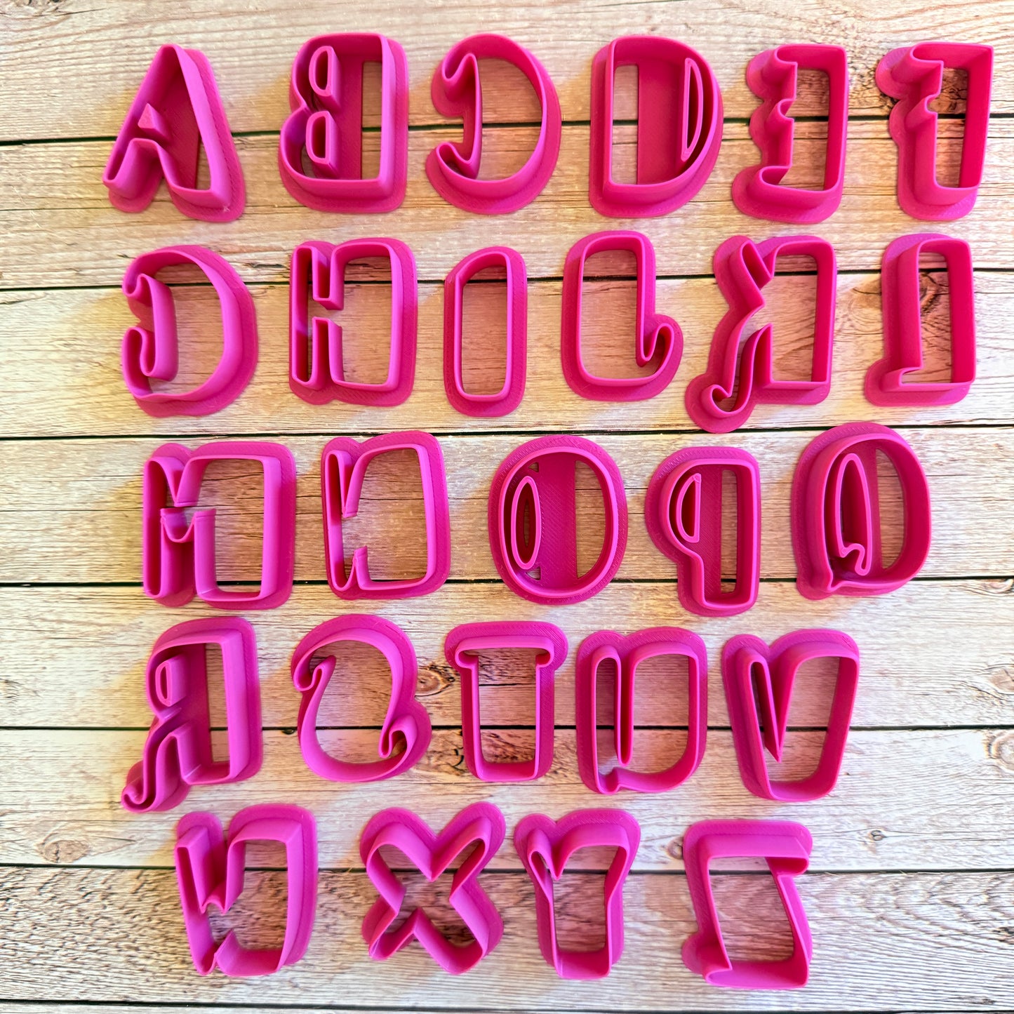 Set di tagliabiscotti a forma di lettere dell’alfabeto in colore rosa