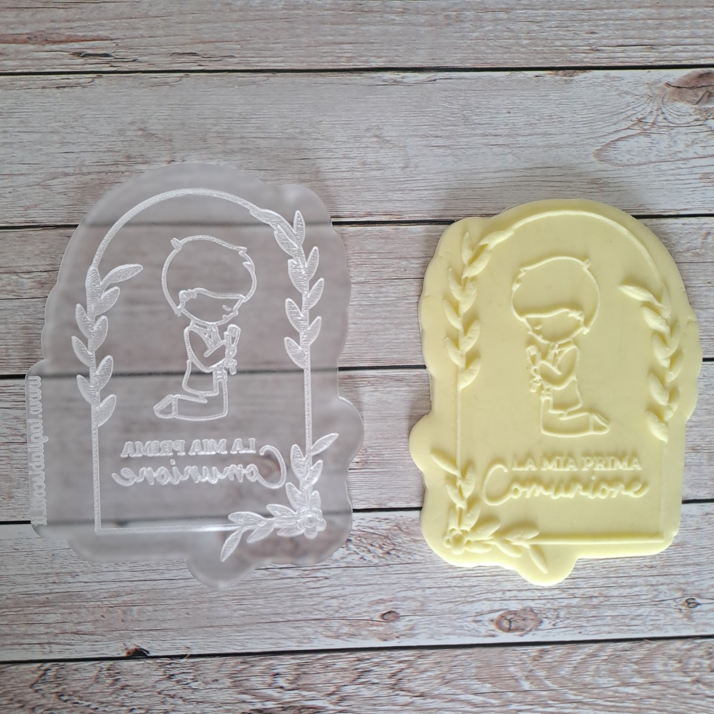 Moule acrylique - Ma première communion avec enfant en prière - Outbosser - Emporte-pièce - Emporte-pièce ou décorations de gâteaux