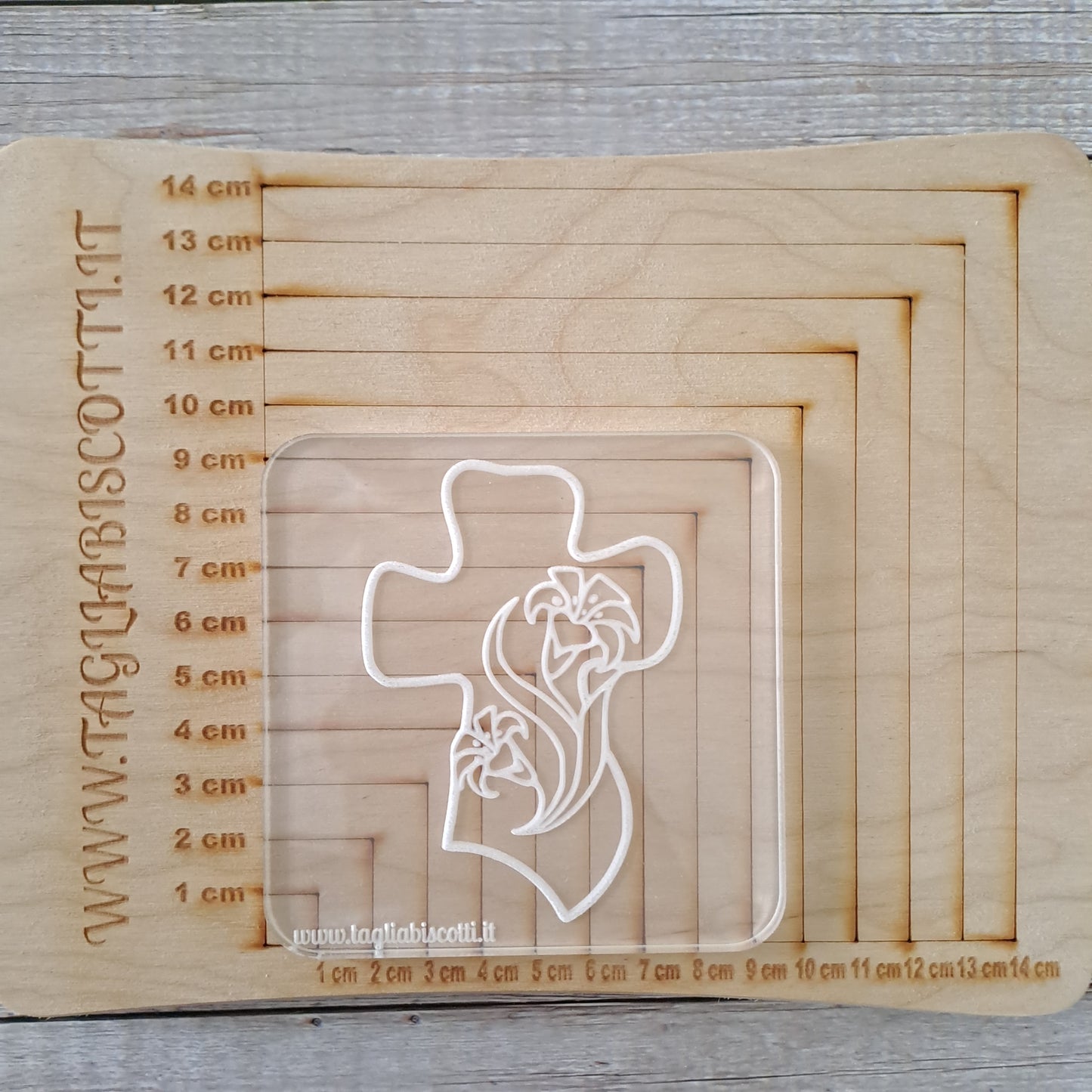 Stampo in acrilico -  Croce Tau con fiori di giglio - Outbosser - Cookies Cutter - Formina per biscotti o decorazioni torte Cresima