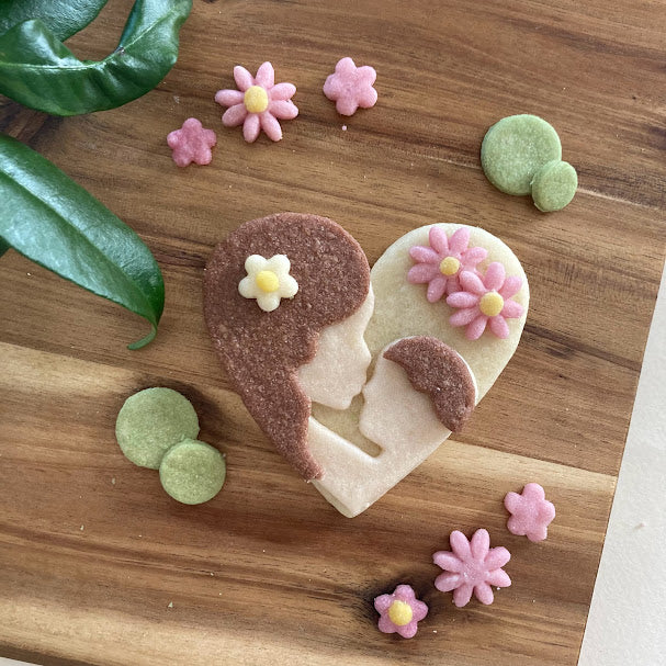 Fête des Mères - Coeur avec silhouette de mère et enfant - Emporte-pièce - Emporte-pièce ou gâteau
