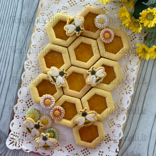 Crostata Cookie Cake Mod.8 - Set Tagliabiscotti “Alveare & Api” – Celle Esagonali, Ape e Fiore - Divisa “Facile & Perfetta” – Cookie Cutter per porzioni precise