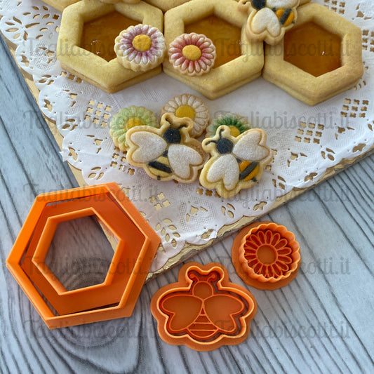 Crostata Cookie Cake Mod.8 - Set Tagliabiscotti “Alveare & Api” – Celle Esagonali, Ape e Fiore - Divisa “Facile & Perfetta” – Cookie Cutter per porzioni precise