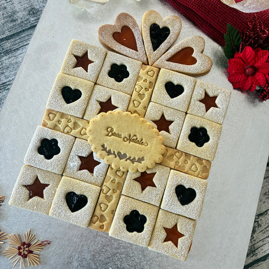Cookie Cake Mod. 20 - Set Tagliabiscotti Pacco Regalo Natalizio – Biscotti Componibili con Cuori, Stelle e Fiori