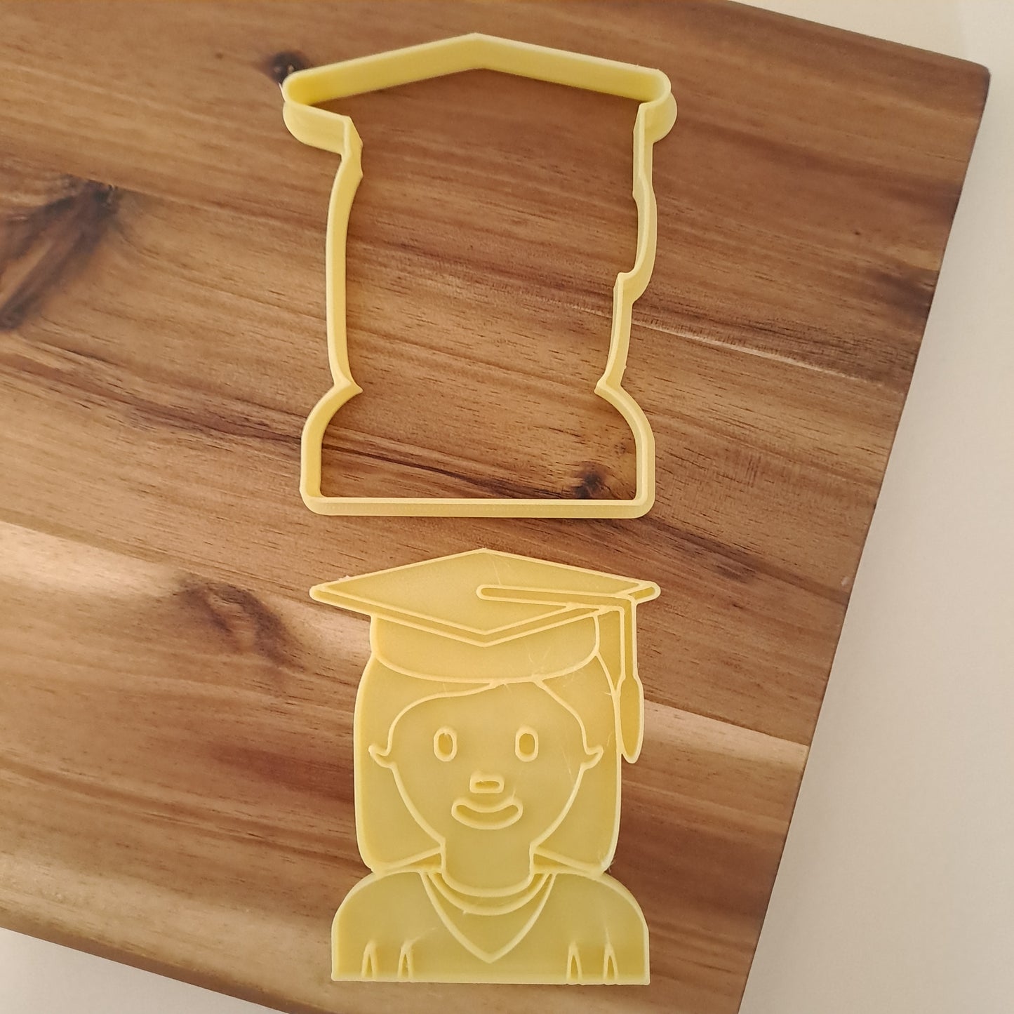 Portrait mi-long d'une femme diplômée - Emporte-pièce - Formulaire - Remise des diplômes - Également personnalisé avec nom